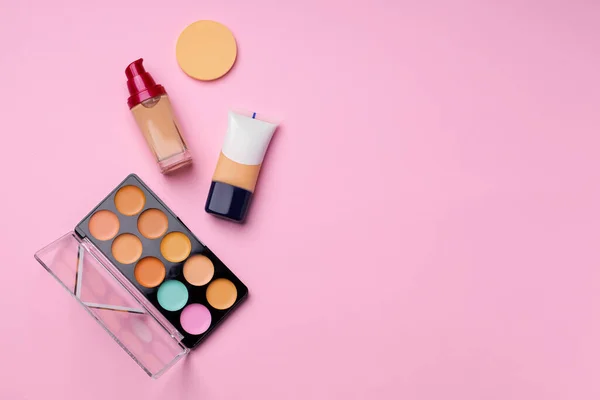 Kosmetika för ansikte hy på rosa bakgrund — Stockfoto