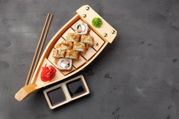 Vista dall'alto del rotolo di sushi con trucioli di tonno serviti sul piatto — Foto Stock