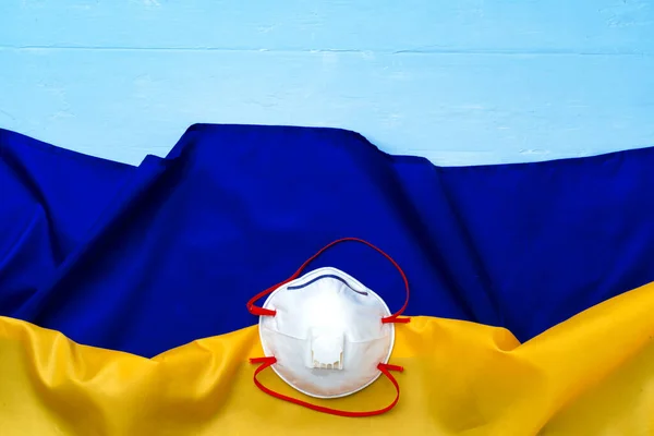 Máscara facial médica en la bandera de Ucrania — Foto de Stock