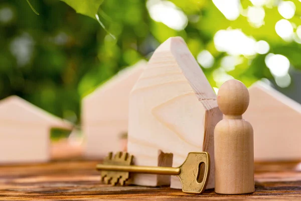 Jouet en bois maison et clés de maison fermer — Photo