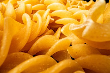 Makro fotoğraf kuru fusilli makarna yığını