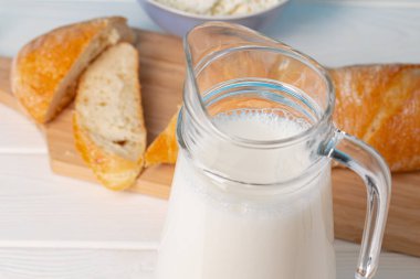 Masada süt, ekmek ve süzme peynir.