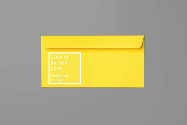 Żółta koperta na szarym tle widok z góry — Zdjęcie stockowe