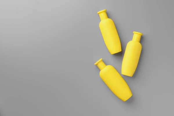 Recipiente cosmético amarillo sobre fondo gris vista superior — Foto de Stock