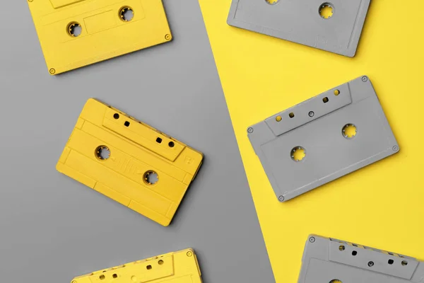 Audiokassetten auf grauem und gelbem Hintergrund von oben — Stockfoto
