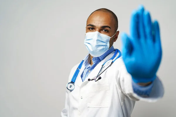 Porträt eines afrikanisch-amerikanischen Arztes mit medizinischer Maske — Stockfoto