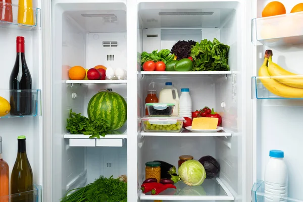 Offener Kühlschrank voller Obst, Gemüse und Getränke — Stockfoto