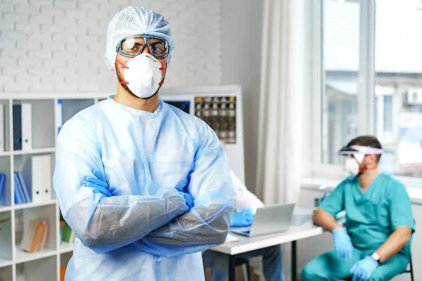 Männlicher Arzt in medizinischem Schutzanzug steht im Krankenhausschrank — Stockfoto