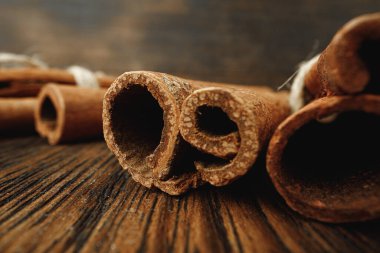 Ahşap arka planda tarçın çubuklarının makro fotoğrafı