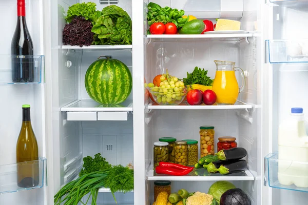 Estante del refrigerador lleno de verduras frescas de cerca — Foto de Stock