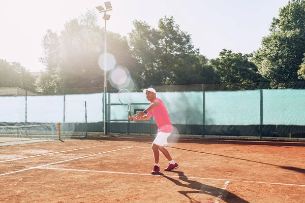 Açık havada tenis oynayan orta yaşlı bir adam dosyalanmış. — Stok fotoğraf