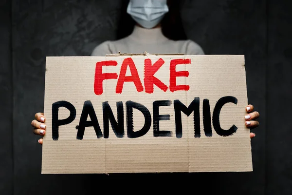 Manifesto di protesta contro le notizie false sull'epidemia 2019-nCoV e il trattamento — Foto Stock