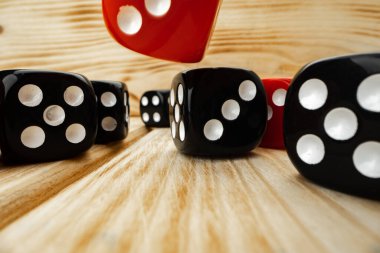 Ahşap arkaplanda kırmızı ve siyah zar küpleri