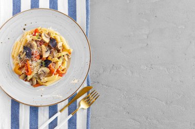 Tabakta mantar ve krema soslu makarna.