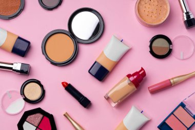 Pembe arka planda dekoratif kozmetik seti