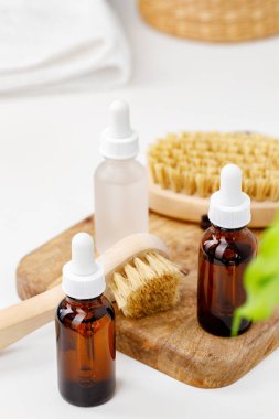 Banyoda pipetli cam kozmetik yağ şişeleri.