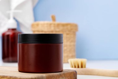 Kahverengi konteynır mavi banyo arka planına karşı