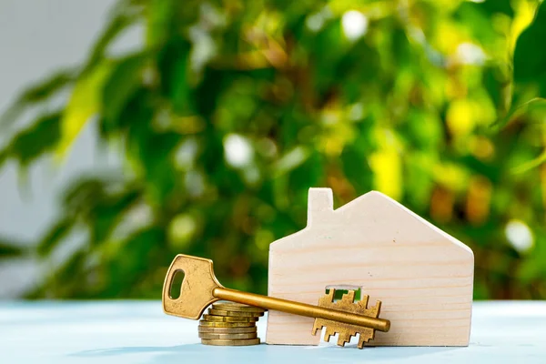 Fa játék ház és a ház kulcsai közel — Stock Fotó