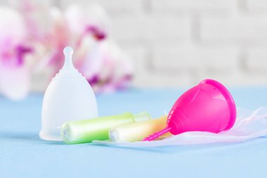 Adet bardağı ve tıbbi tampon yakın çekim.