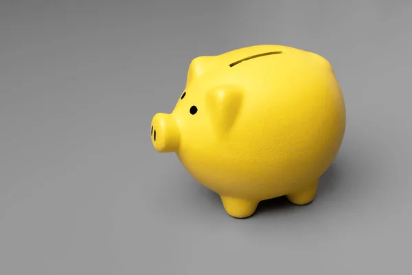 Żółta świnka bank na szarym tle zbliżenie — Zdjęcie stockowe