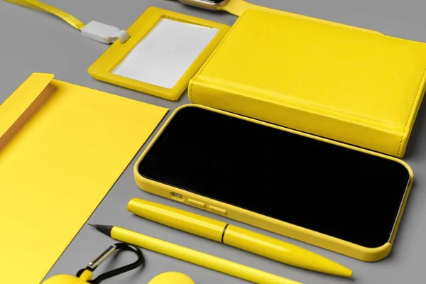 Carnet jaune avec smartphone et stylo sur fond gris — Photo