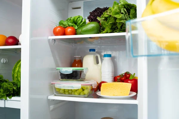 Offener Kühlschrank voller Obst, Gemüse und Getränke — Stockfoto