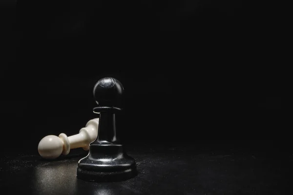 Шахматная игра с шахматами на черном фоне — стоковое фото