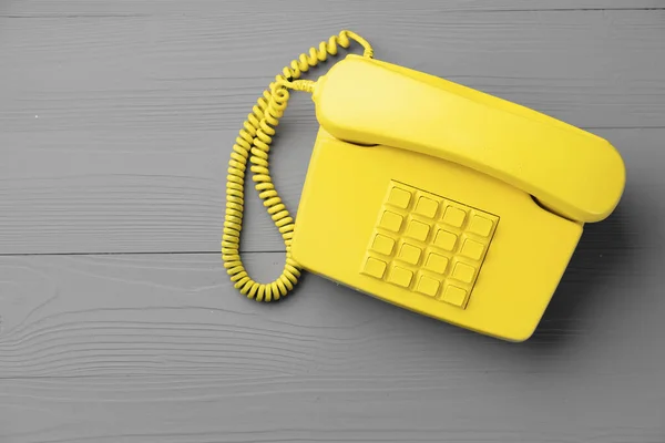 Téléphone .landline jaune sur fond gris vue de dessus — Photo