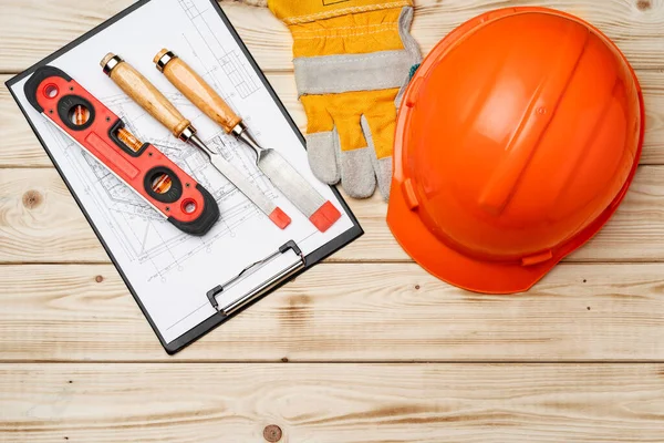 Bauarbeiter werkzeuge hardhat und meißel auf hölzernen hintergrund — Stockfoto