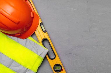 İnşaat işçisi şapkası ve floresan yelek üst görünümü