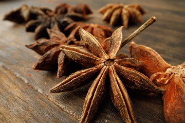 Tahta arka planda anason yıldızlarının makro fotoğrafı