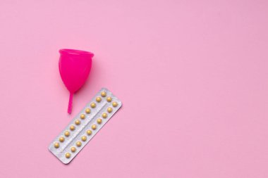Regl bardağı ve oral doğum kontrol hapları.
