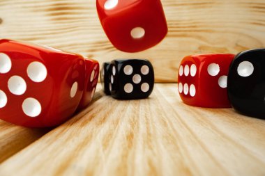 Ahşap arkaplanda kırmızı ve siyah zar küpleri