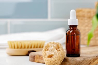 Kozmetik, koyu kehribar, pipetli cam şişe.