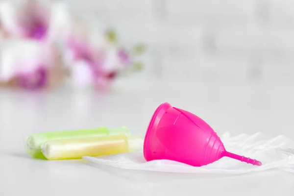 Менструальна чашка і медичний тампон крупним планом — стокове фото