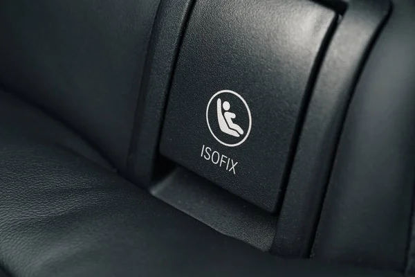 Isofix-kinderzitje wordt van dichtbij bevestigd — Stockfoto