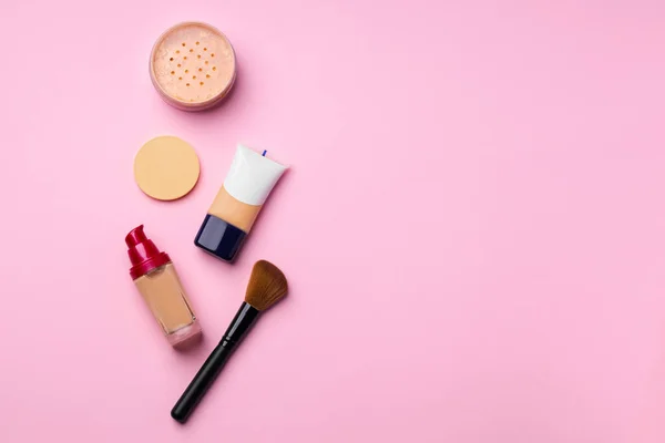 Complessione compongono prodotti e pennello su sfondo rosa — Foto Stock