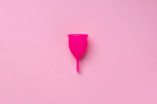 Menstruatiecup op roze achtergrond bovenaanzicht — Stockfoto