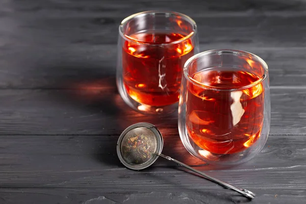 Coupe de thé en verre sur panneau en bois — Photo