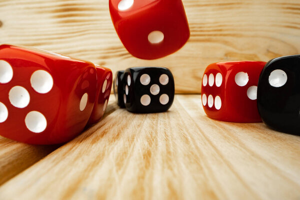 Красные и черные кубики на деревянном фоне