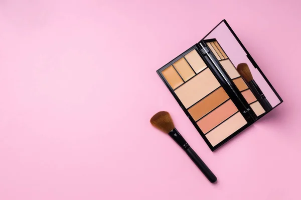 Make-up-Palette mit Pinsel auf rosa Hintergrund — Stockfoto