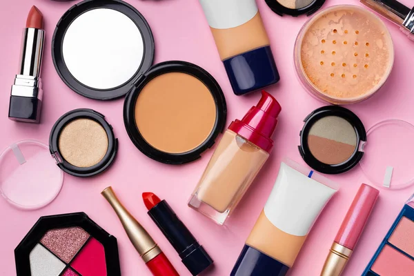 Díszítő kozmetikumok készlete rózsaszín alapon — Stock Fotó