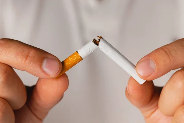 Mann bricht Zigarette in Händen und gibt schlechte Angewohnheit auf — Stockfoto