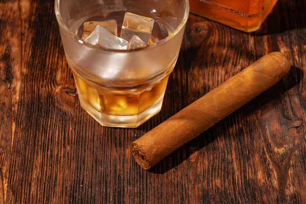 Un vaso de whisky y cigarro sobre una mesa de madera — Foto de Stock