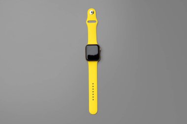 Gri arkaplanda sarı akıllı seğirme