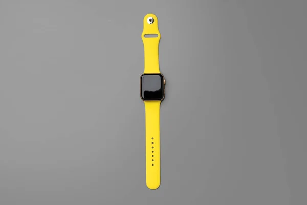 Smartwatch jaune sur fond gris gros plan — Photo