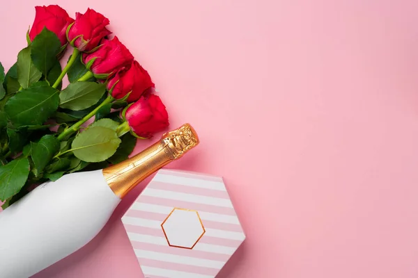 バラの花束、シャンパンとギフトボックスフラットレイのボトル — ストック写真