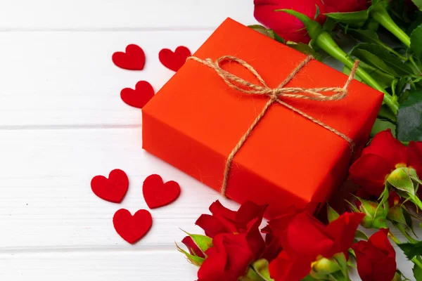 Ramo de rosas y caja de regalo vista superior — Foto de Stock