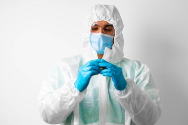 Doktor ya da hemşire koruyucu giysiler içinde aşıya hazırlanıyor.