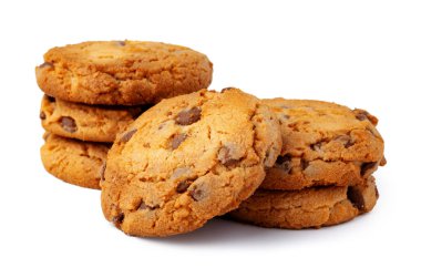 Beyaz arka planda izole edilmiş çikolata parçacıklı kurabiyeler.